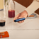 Mano sosteniendo un dispositivo Ploom AURA con el accesorio Panel Frontal Navy Blue