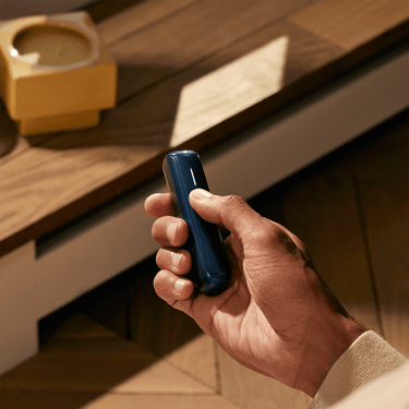 El Ploom AURA Navy Blue es un dispositivo elegante, cómodo y muy fácil de sostener