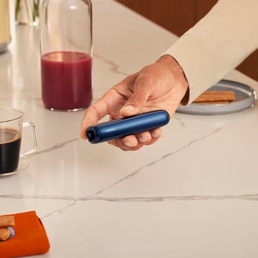 El elegante dispositivo Ploom AURA Navy Blue es un compañero discreto que siempre va contigo