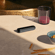 El elegante dispositivo Ploom AURA Jet Black es un compañero discreto en la mesa