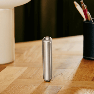 El Ploom AURA Lunar Silver es un discreto dispositivo de tabaco calentado que se sostiene en vertical