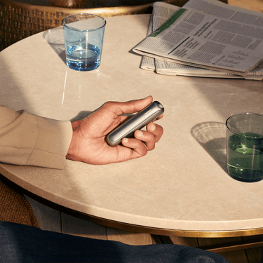 El elegante dispositivo Ploom AURA Lunar Silver es un compañero discreto que siempre va contigo