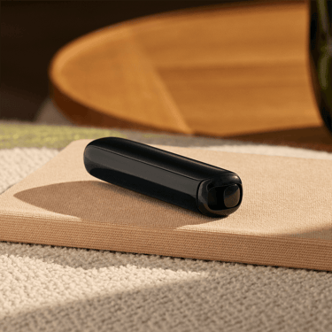 El Ploom AURA Jet Black es un discreto dispositivo de tabaco calentado que va siempre contigo