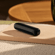 El Ploom AURA Jet Black es un discreto dispositivo de tabaco calentado que va siempre contigo