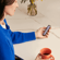 Mujer sosteniendo un dispositivo Ploom con el panel frontal Lavender
