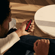 Hombre sosteniendo un dispositivo Ploom con el panel frontal Lava Red