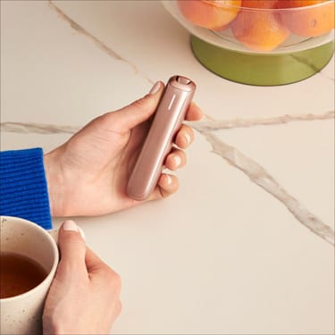 Accesorio Panel Frontal Rose Gold para Ploom AURA puesto en el dispositivo.