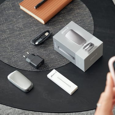 Vista frontal adaptador de corriente Ploom X Advanced